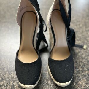 Black and tan wedges